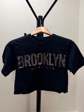 ARITZIA “LA NOTTE” Cropped BLACK 'BROOKLYN' Graphic Tee